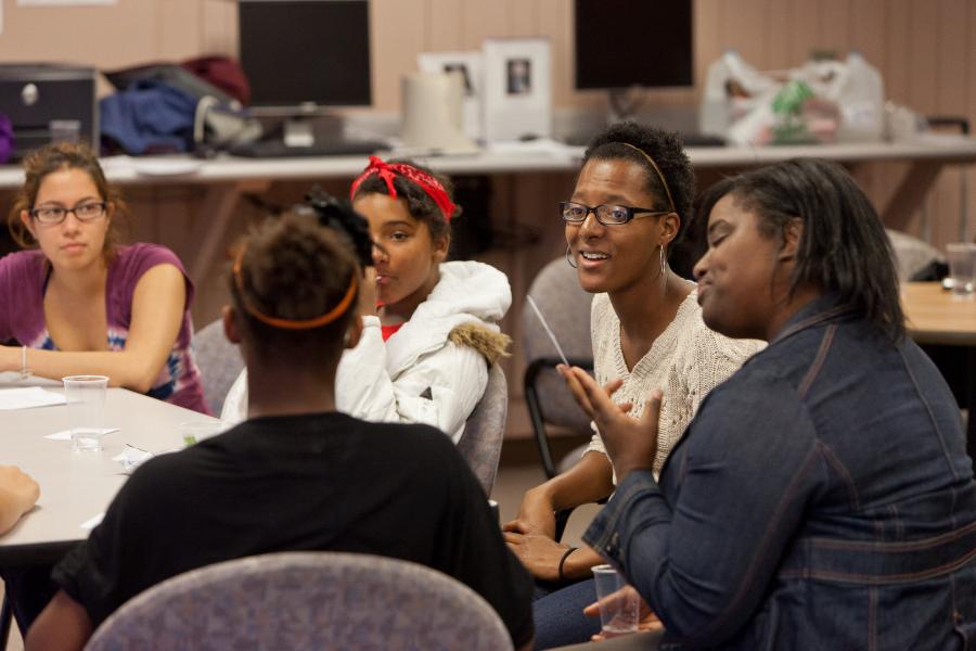 十大菠菜台子 students mentor young women of the Beloit community.